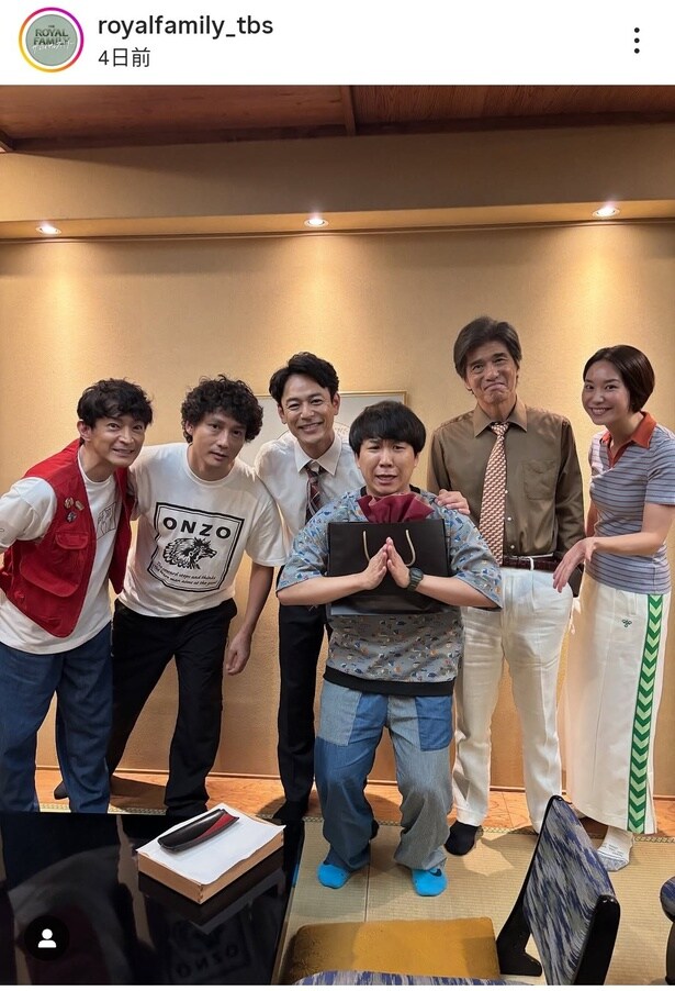  緊張のあまり誕生日を祝福されているとは思えない表情の秋山寛貴(ハナコ)