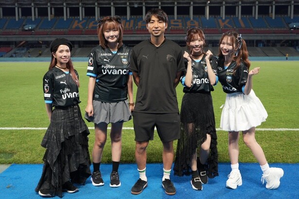 (左から)き-ぽん、鈴愛、小林悠選手、ゆりなーる、うらら