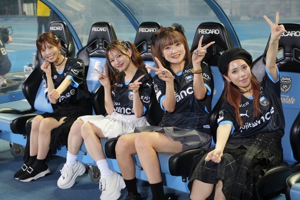 川崎フロンターレ・小林悠選手と記念撮影も…イチナナライバーがキックオフセレモニーに参戦「キラキラした時間をありがとうございました」