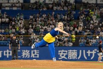 「ガチでヤバすぎた！」エルフ荒川“キャッツ・アイ姿”で始球式