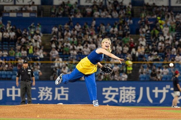 「ガチでヤバすぎた!」エルフ荒川“キャッツ・アイ姿”で始球式