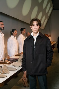 Snow Man渡辺翔太がミラノコレクション初参加「衣装を考える時の間口が広がった」モデル活動するラウールへの思いも語る