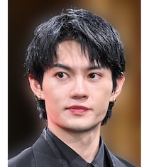 佐野勇斗＆桜田ひより、カウントダウンで珍ハプニング…まさかのズレポーズに「可愛すぎて最高」＜ESCAPE＞