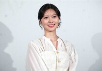 白石麻衣、ポーズもかわいい満面笑顔のオフショットに「まいやんお美しい」の声＜恋する警護24時 season2＞