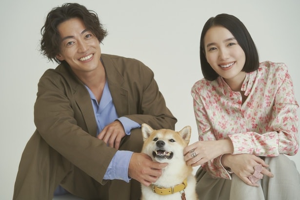 「シバのおきて~われら犬バカ編集部~」に出演する大東駿介、飯豊まりえ、柴犬・のこ