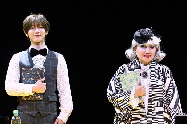 ハロルド役の七五三掛龍也とモード役の黒柳徹子