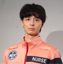 高杉真宙、頼もしい笑顔でNK1に寄りかかるフィルムショットを公開し「素敵な表情」と反響＜TOKYO MER＞