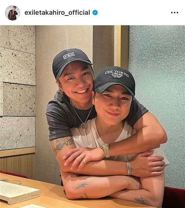 “雨宮兄弟”の食事会報告ショットでバックハグ