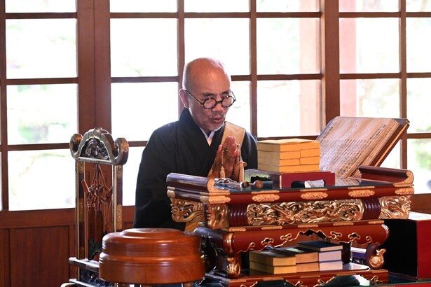 どこか腑に落ちない表情の輝徳(竹中直人)　