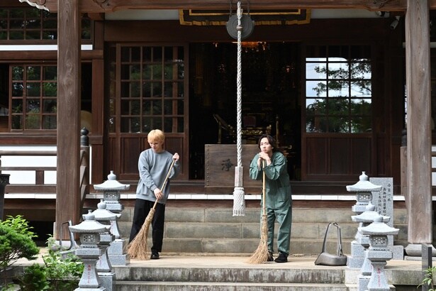 【写真】翔太(神山智洋)と輝元(中村海人)は寺に帰省し、仲睦まじく掃除