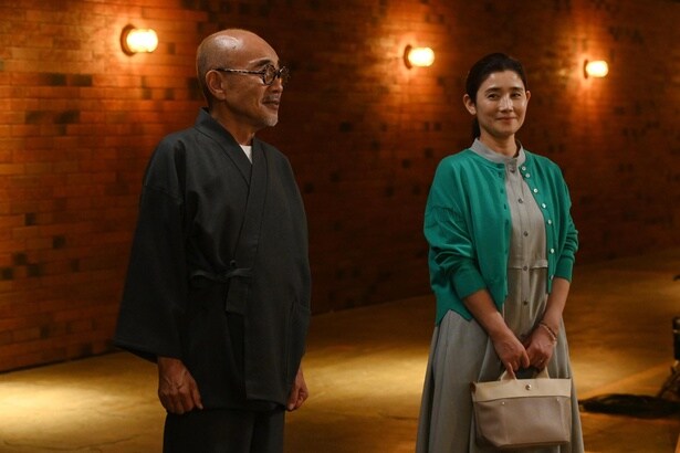 未練を断ち切った表情を浮かべる輝徳(竹中直人)は屋台を訪れた