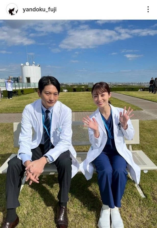 【写真】橋本環奈＆向井理、青空背景のカッコイイ白衣姿