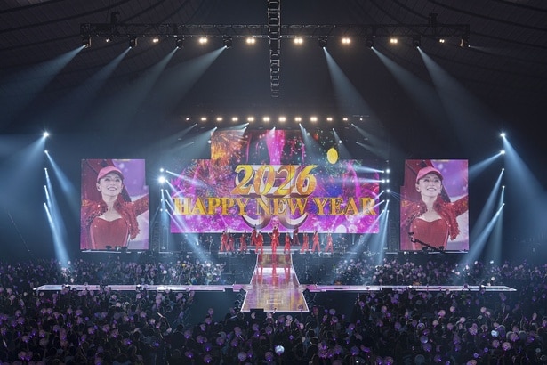 新年を迎えた瞬間は赤い衣装で明るく派手に