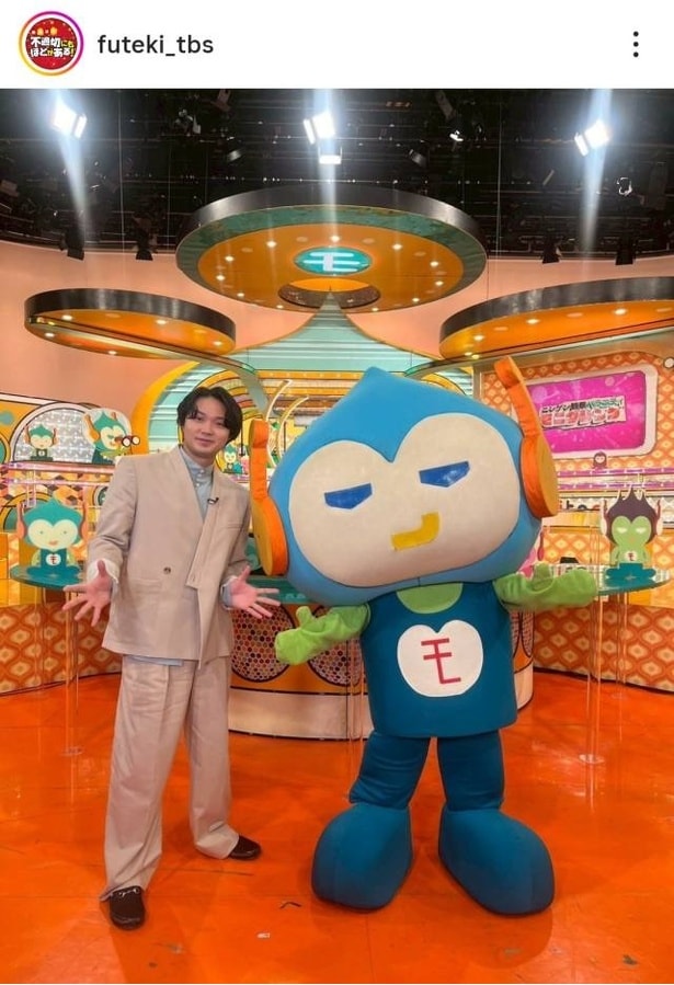【写真】磯村勇斗、かわいらしいモニタンと一緒に記念撮影