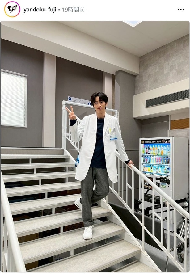 【写真】許豊凡(INI)、眩しすぎる白衣姿のオフショット