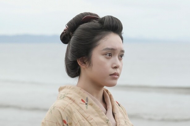 ＜明日のばけばけ＞高石あかり“トキ”は出雲・稲佐の浜でトミー・バストウ“ヘブン”と吉沢亮“錦織”に会う