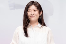 篠原涼子が凛とした表情でピコピコハンマーを構える姿に「涼子ちゃん、かわいい」の声＜パンチドランク・ウーマン＞