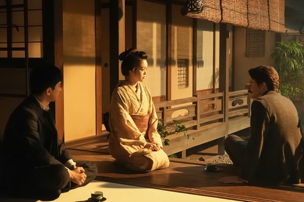 ヘブン(トミー・バストウ)、錦織(吉沢亮)の前でトキ(高石あかり)へプロポーズ