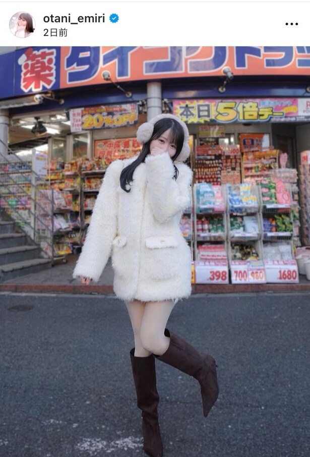 【写真】大谷映美里、ショートパンツから伸びる“美脚”ショット