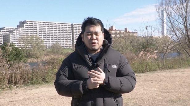 河川敷でメンバーたちの到着を待つ松井ケムリ