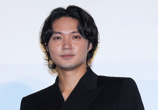 磯村勇斗、“あの穴”から飛び出すお茶目オフショット公開「ムッチ先輩！また続編待ってるよ」の声も＜不適切にもほどがある！＞
