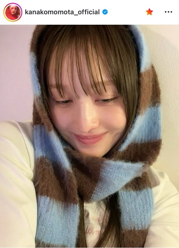 【写真】ももクロ・百田夏菜子、青とブラウンの柄の入ったマフラーを頭から巻いた姿