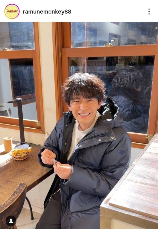 【写真】撮影合間にチョコを食べる津田健次郎