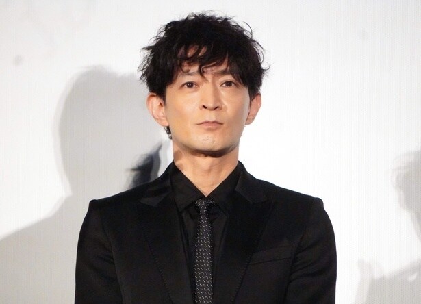津田健次郎、笑顔でチョコを食べるオフショットに「甘いもの補給してかわいい」の声＜ラムネモンキー＞