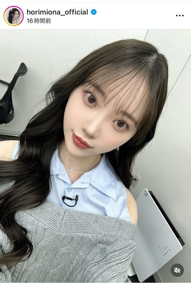 【写真】堀未央奈、美肩がのぞくノースリーブのシャツにニット姿