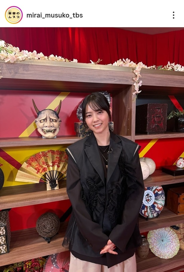 【写真】西野七瀬、バラエティー番組のセットの前で癒しの笑顔ソロショット