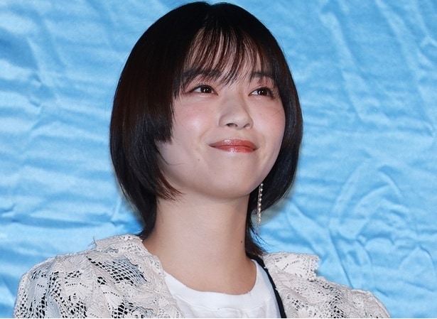 西野七瀬、バラエティー番組のセットの前で癒しの笑顔ソロショットに「なーちゃんかわいい」の声＜未来のムスコ＞