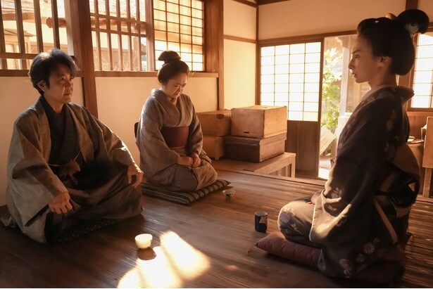生みの親・タエ(北川景子)へトキ(高石あかり)の結婚報告をする松尾夫妻