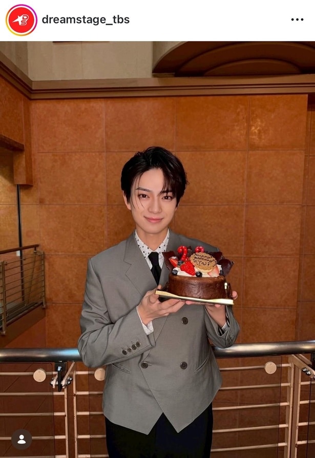 【写真】美しすぎる…岩瀬洋志バースデイケーキを手に微笑む