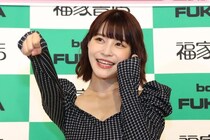 岸明日香、フェイスラインからデコルテが眩しいグリーンのワンショルダードレス姿に「素敵です！」の声