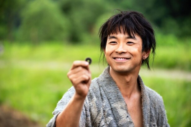 小一郎(仲野太賀)、貧しいながらも幸せな日々を送る青年時代