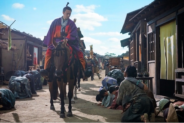 織田信長(小栗旬)、馬に乗り貫禄のある殿の姿