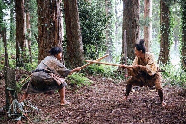 木刀を構えて見合う小一郎(仲野太賀)vs藤吉郎(池松壮亮)