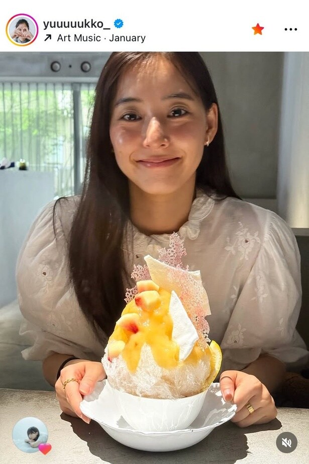 【写真】新木優子、大好きなスィーツを手に満面の笑顔で新年挨拶の姿