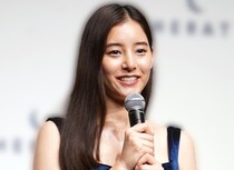新木優子、大好きなスィーツを手に満面の笑顔で新年挨拶の姿に「国民のお嬢様」「かわいい」と反響