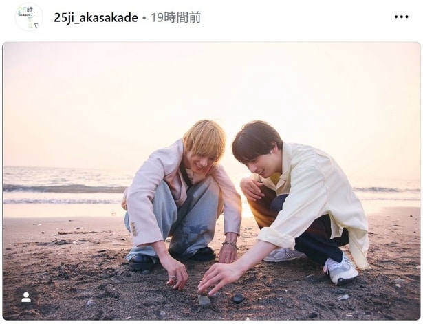 【写真】新原泰佑＆駒木根葵汰、浜辺にしゃがみこむ仲良しオフショット