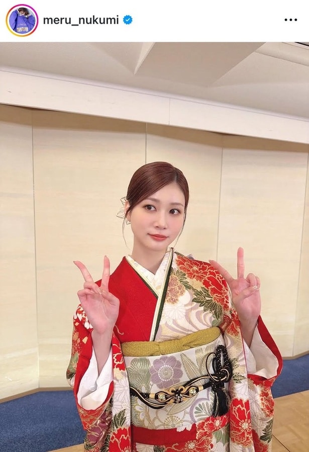 【写真】生見愛瑠、赤い地に色彩豊かな文様の晴れ着の振袖でダブルピースを決める姿