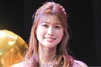 生見愛瑠、赤い地に色彩豊かな文様の晴れ着の振袖でダブルピースを決める姿に「着物姿もかわいい」の声