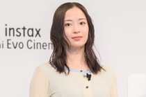 広瀬すず、フラフープ激写に赤面「恥ずかしい～」新チェキのレトロな画に「家族で何十年前の動画を見返しているみたい」