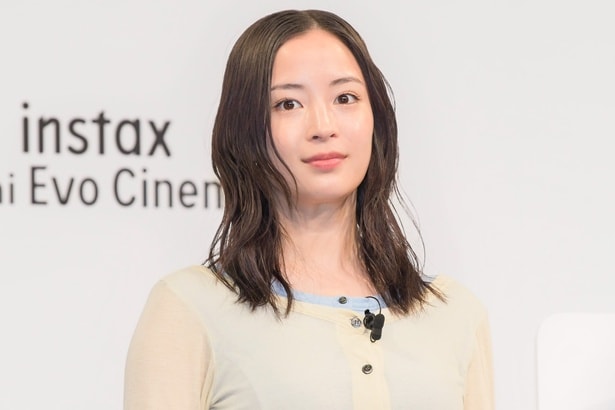 広瀬すず、フラフープ激写に赤面「恥ずかしい~」新チェキのレトロな画に「家族で何十年前の動画を見返しているみたい」