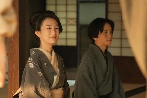 結婚披露パーティーで笑顔のタエ(北川景子)と硬い表情の三之丞(板垣李光人)＜ばけばけ＞