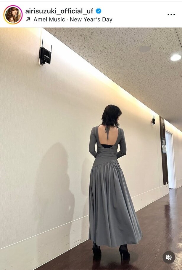 【写真】鈴木愛理、バックレスドレスで美背中が眩しいショット