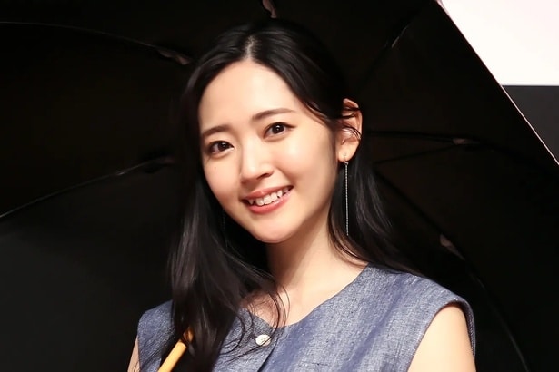 バックレスで美背中あらわ…鈴木愛理、体のラインにフィットしたフレアのドレス姿に「かわい過ぎ」の声