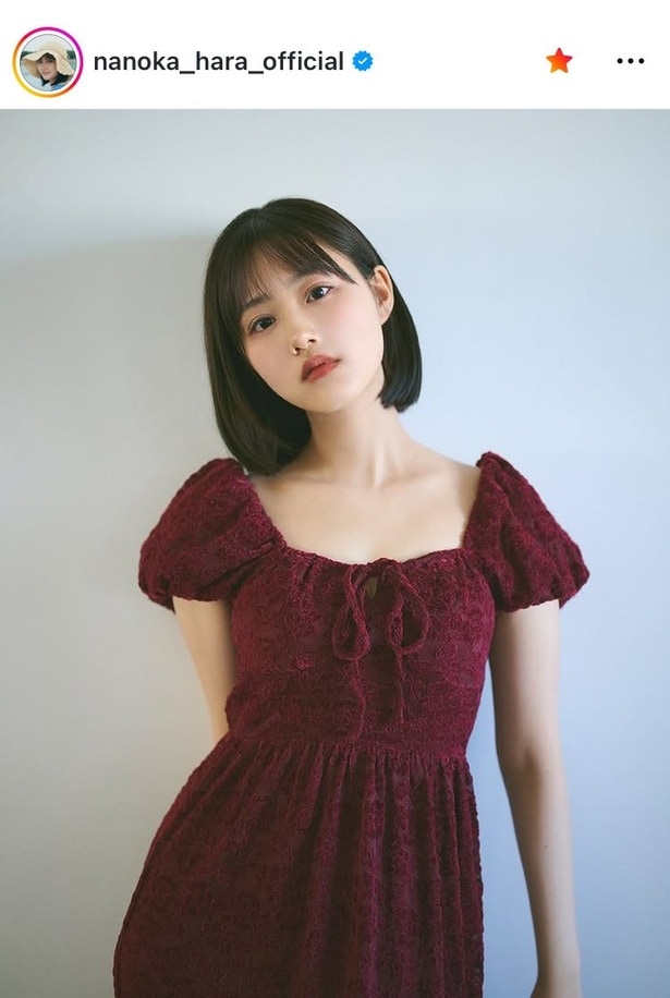 【写真】原菜乃華、ワインレッド色のワンピース姿で美デコルテが眩しいショット