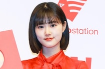 原菜乃華、ワインレッド色のワンピース姿で透明感抜群の眩しい姿に「かわい過ぎ」と反響