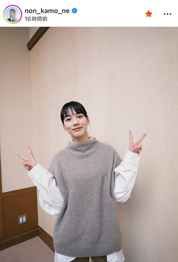 【写真】のん、白シャツ×グレーのニットベスト姿のシンプルでナチュラルな美しさを披露 